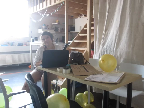 Felicia med tjugo bollar i luften